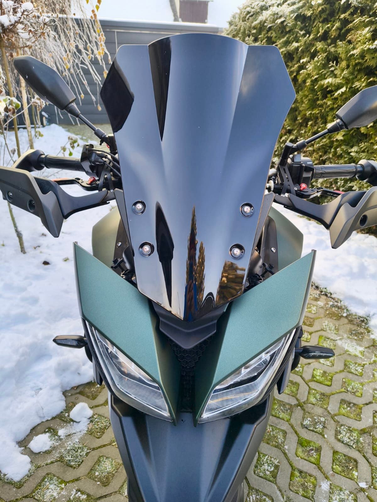 Przyciemniona szyba i oklejone elementy motocykla